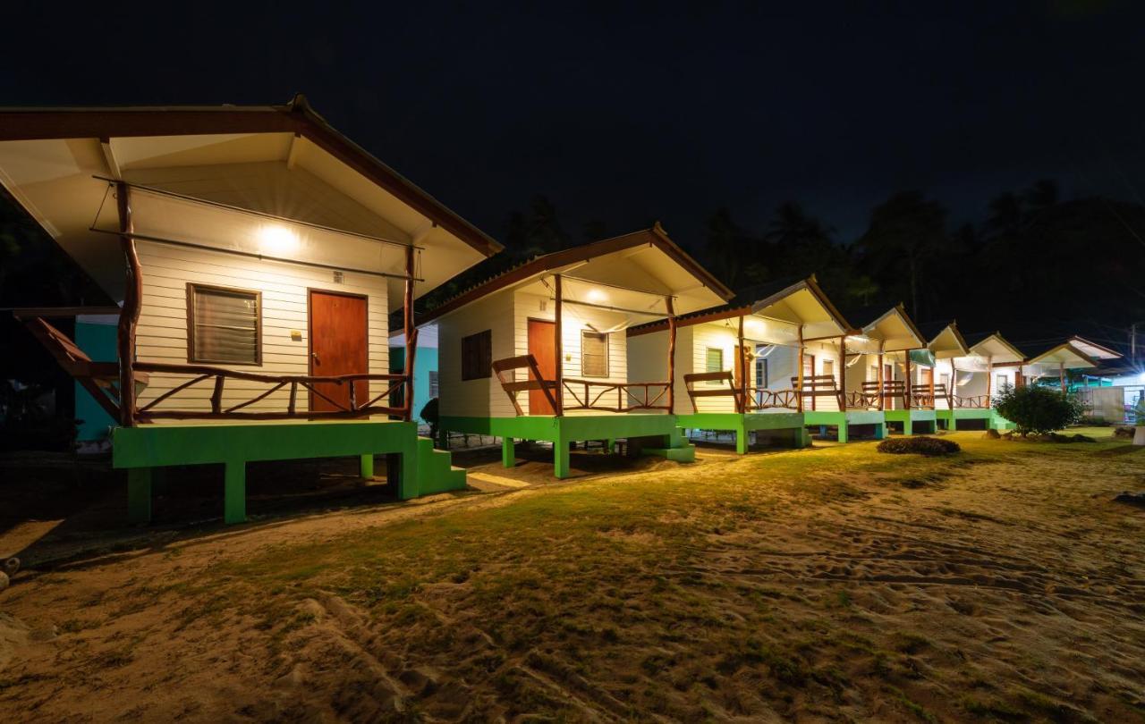 One More Night Beach Resort Baan Khai Exterior photo